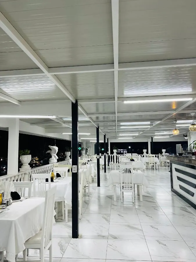 Ujvara Hotel Golem  Golem (Tirana)